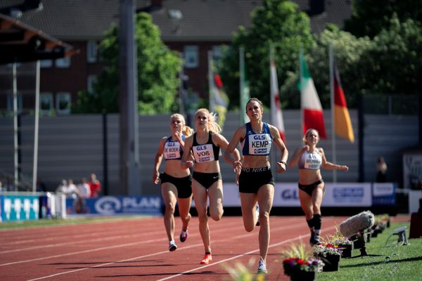 Laura Voss (LAZ Soest), Paula de Boer (MTV Luebeck), und Katharina Kemp (MTV Luebeck) ueber 800m am 08.05.2022 beim Stadtwerke Ratingen Mehrkampf-Meeting 2022 in Ratingen